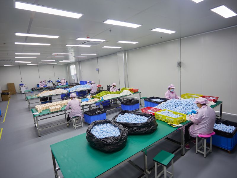 Amplia gama de esponjas de maquillaje vibrantes e hipoalergénicas producidas en una instalación certificada GMP.