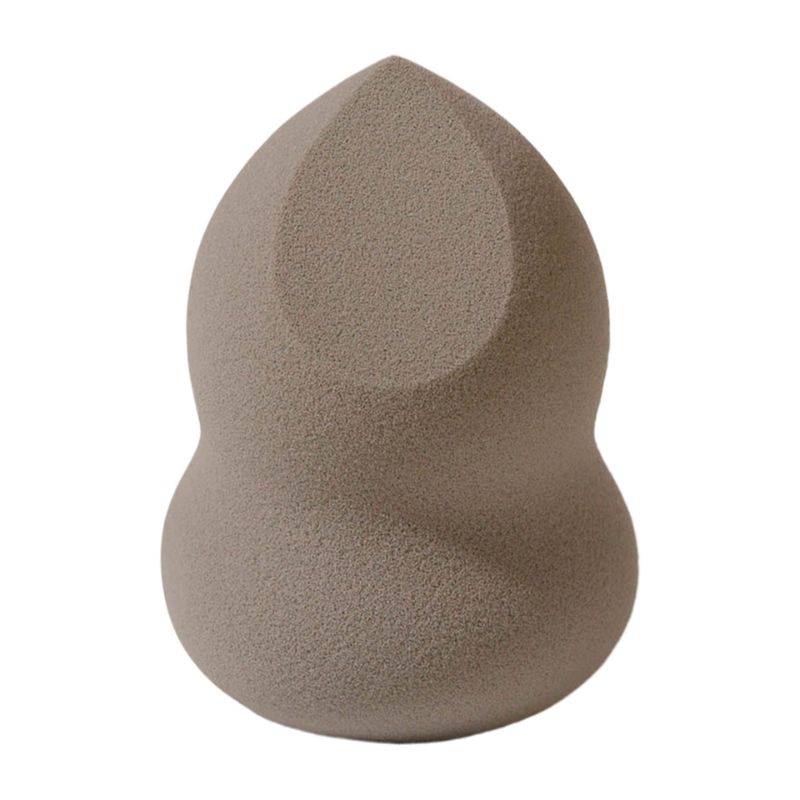Esponja cosmética en forma de lágrima de color gris oscuro con corte inclinado y diseño elegante que garantiza resistencia a las manchas y una cobertura perfecta. Adecuada para todos los tonos de piel. Suministrada por fabricante certificado por GMP