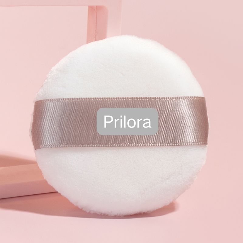 Esponja de polvo suelto de textura peluda para una aplicación en polvo tipo nube y fijación total. La espuma de baja densidad (18D) proporciona cobertura ligera sin alterar el maquillaje base — lavable y reutilizable.