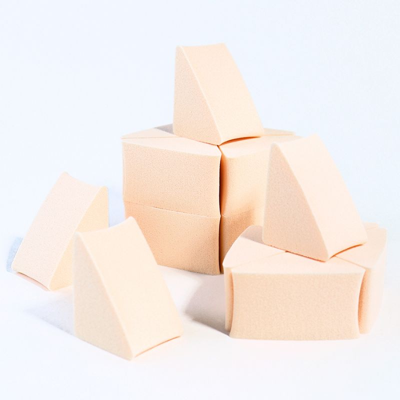 Aplicador triangular compacto diseñado para trabajos de detalles finos en cejas, líneas de labios y esquinas internas. Fabricado con espuma de celda cerrada 28D (cumple con FDA y REACH) para un rendimiento constante en programas de marca privada al por mayor.