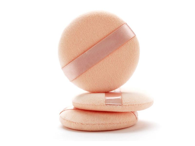 Borla de polvo compacto de terciopelo premium que ofrece una recogida suave del polvo y un acabado de maquillaje uniforme. Ideal para marcas de cosméticos, fabricantes de maquillaje y soluciones de embalaje de belleza personalizadas.